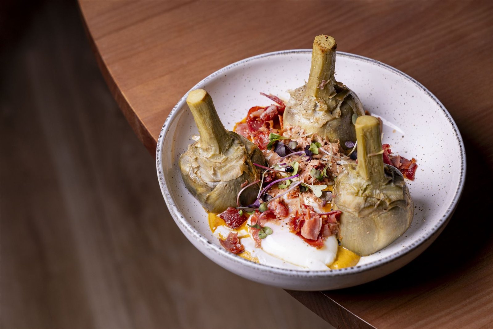 Corazones de alcachofa con jamón ibérico y huevo poché