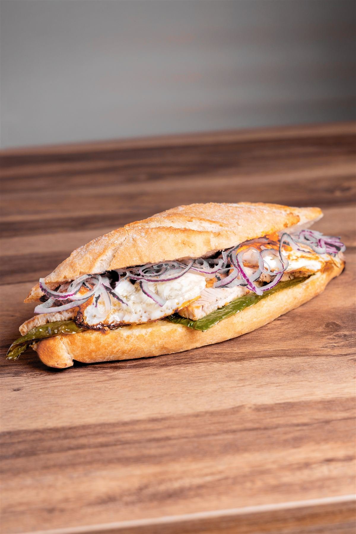 Bocadillo de almuerzo con huevo, pollo y cebolla morada
