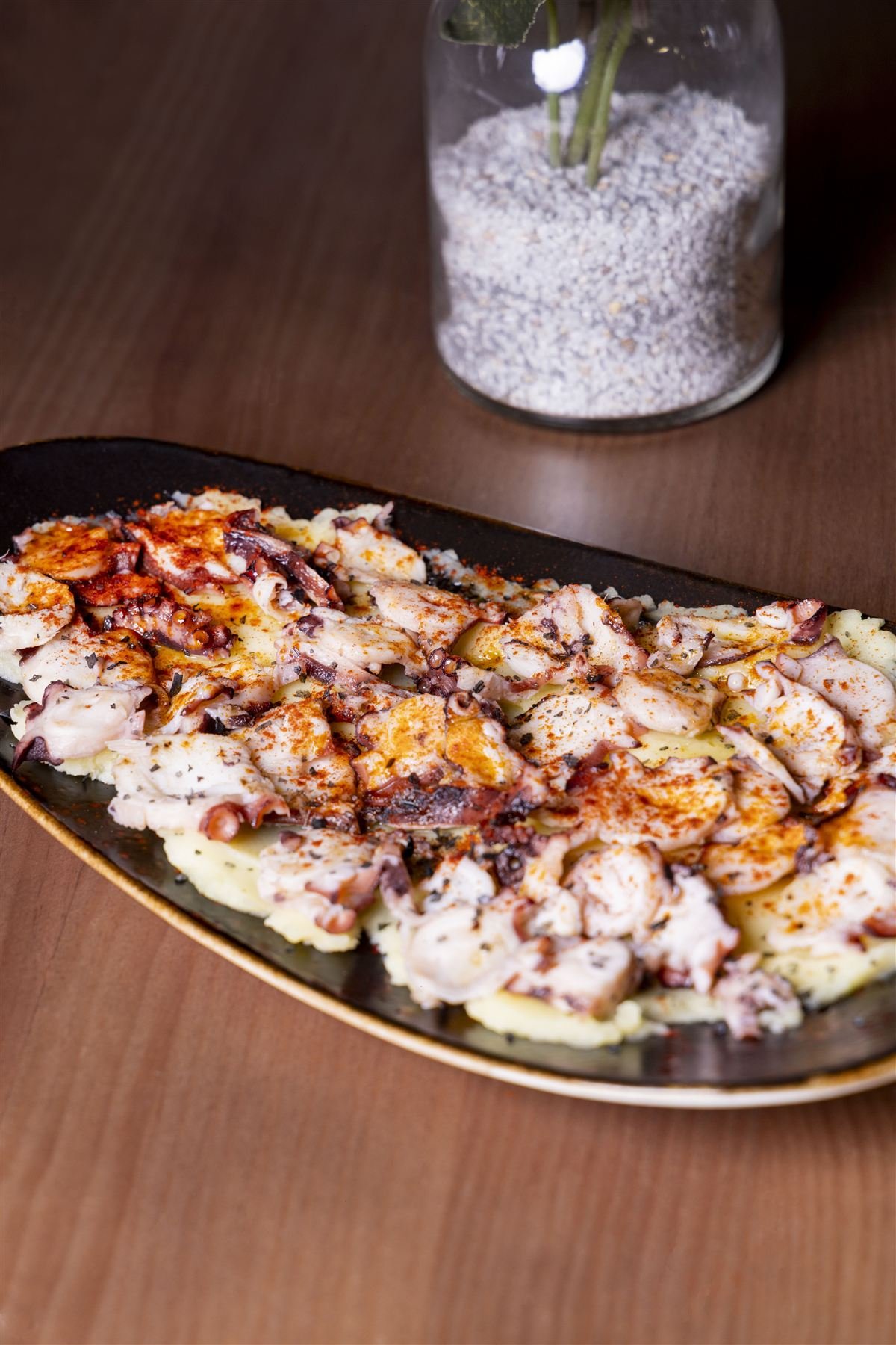 Pulpo a la gallega sobre puré de patata y boniato