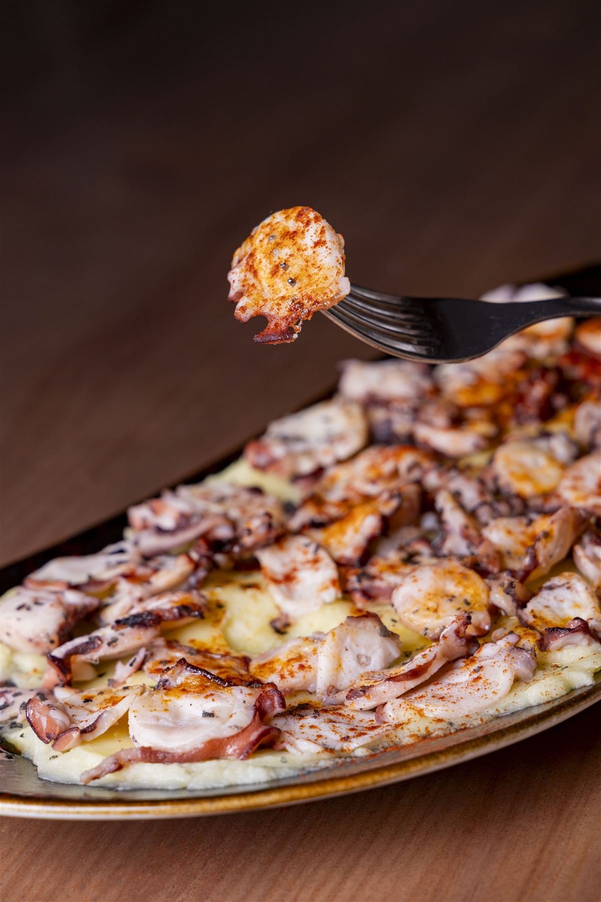 Tenedor levantando un bocado de pulpo a la gallega