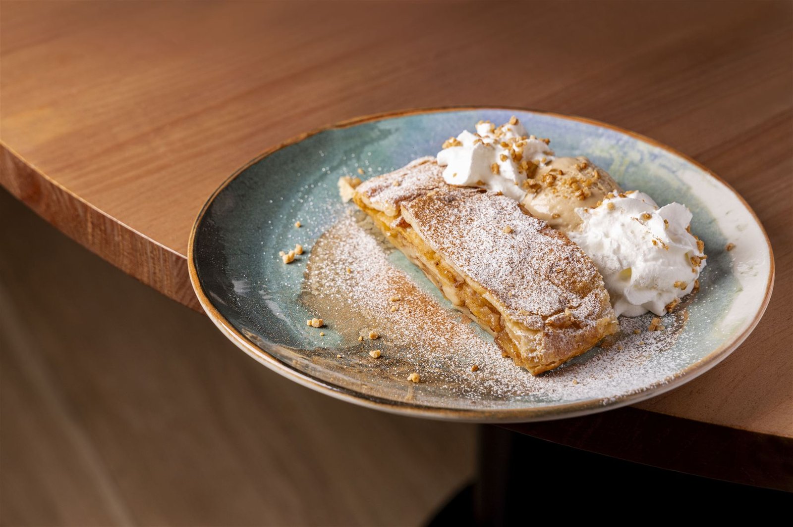 Strudel alemán de manzana y nueces con helado de vainilla