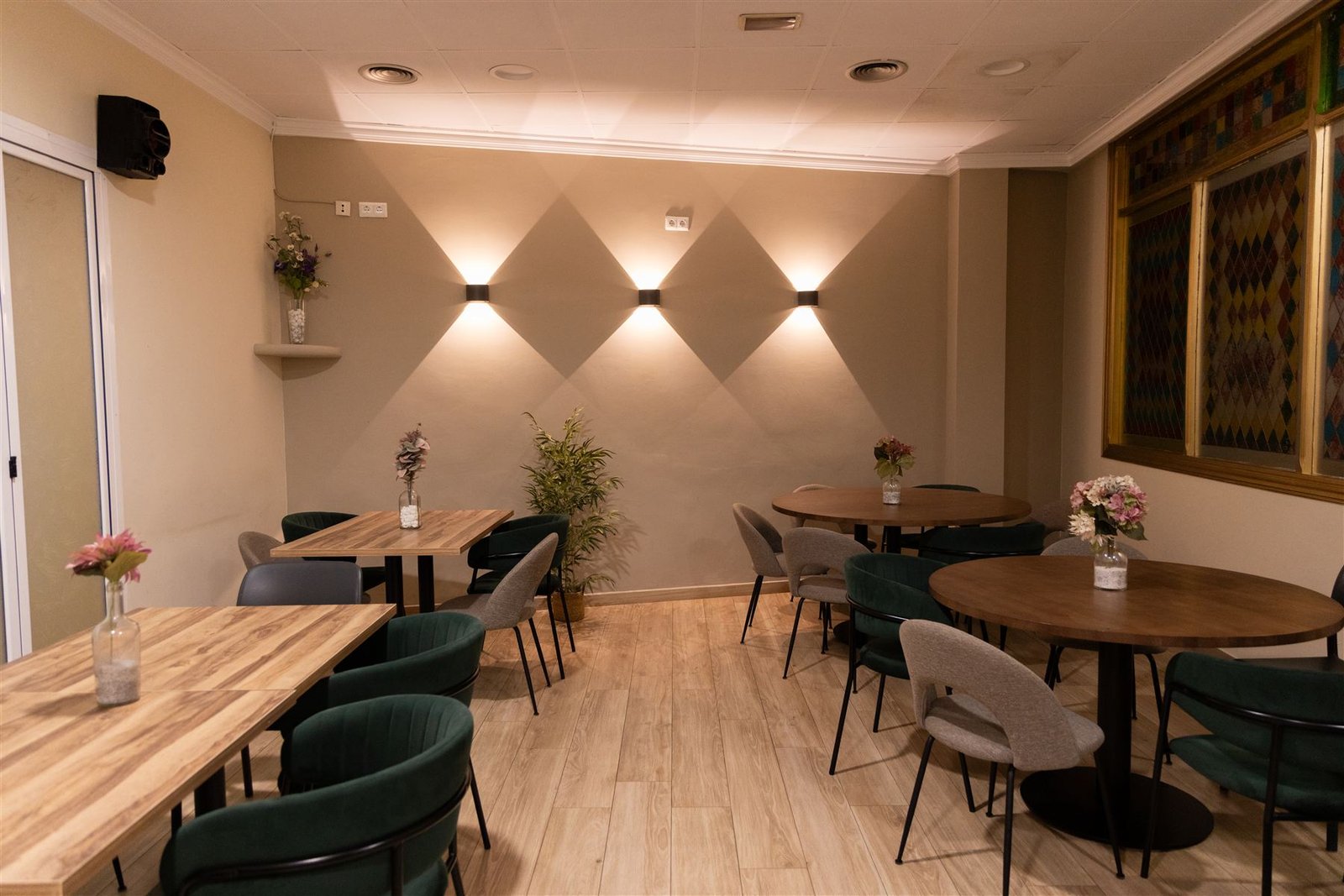 Comedor de El Manantial con mesas redondas y luz cálida en rombo