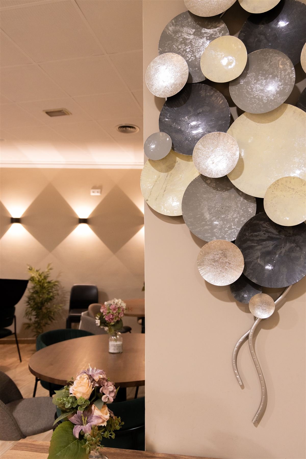 Detalle decorativo circular en la pared del comedor